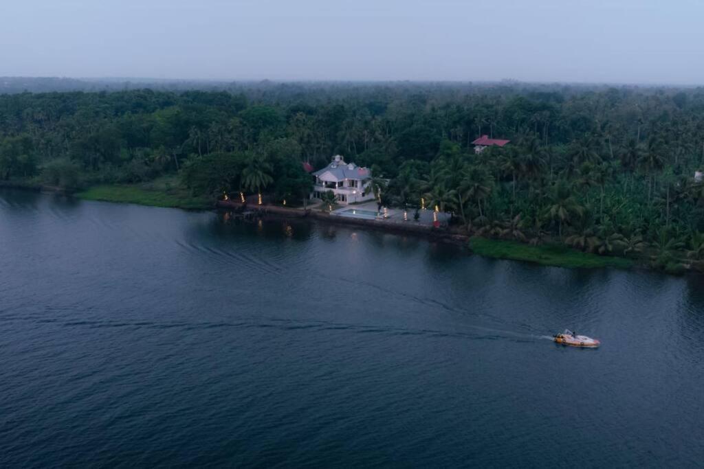 North Paravur Riveria Portico - River Side 6 Bedroom Private Pool Bungalow מראה חיצוני תמונה