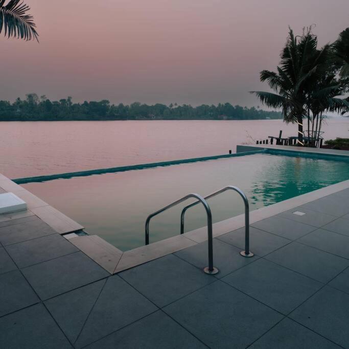 North Paravur Riveria Portico - River Side 6 Bedroom Private Pool Bungalow מראה חיצוני תמונה